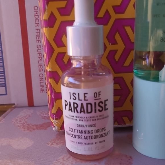 Isle of Paradise Self-Tanning Duo with Pink and Green Packaging - Picture 2 of 3